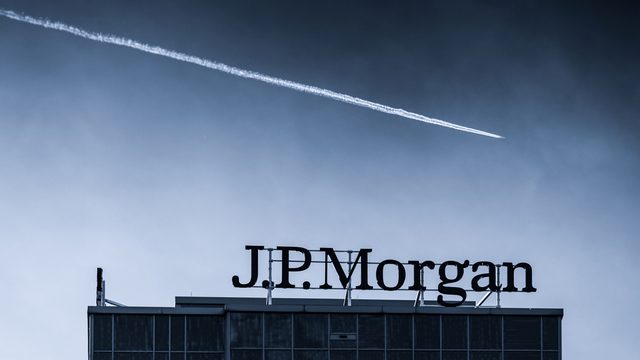 Tramp “JPMorgan” şirkətini məhkəməyə verib