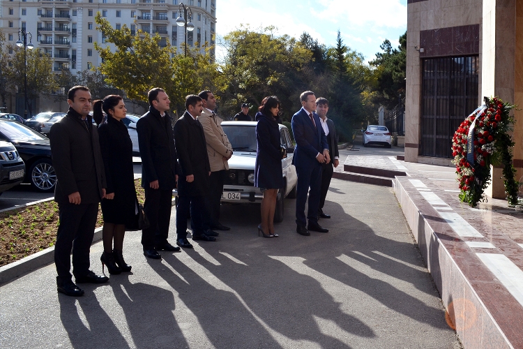 Коллектив NIKOIL | Bank-a возложил траурный венок у здания Посольства РФ