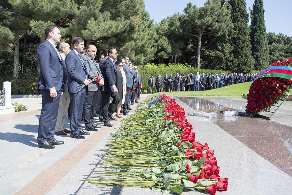 Nikoil Bankın kollektivi Ümümmilli lider Heydər Əliyevin məzarını ziyarət etdi