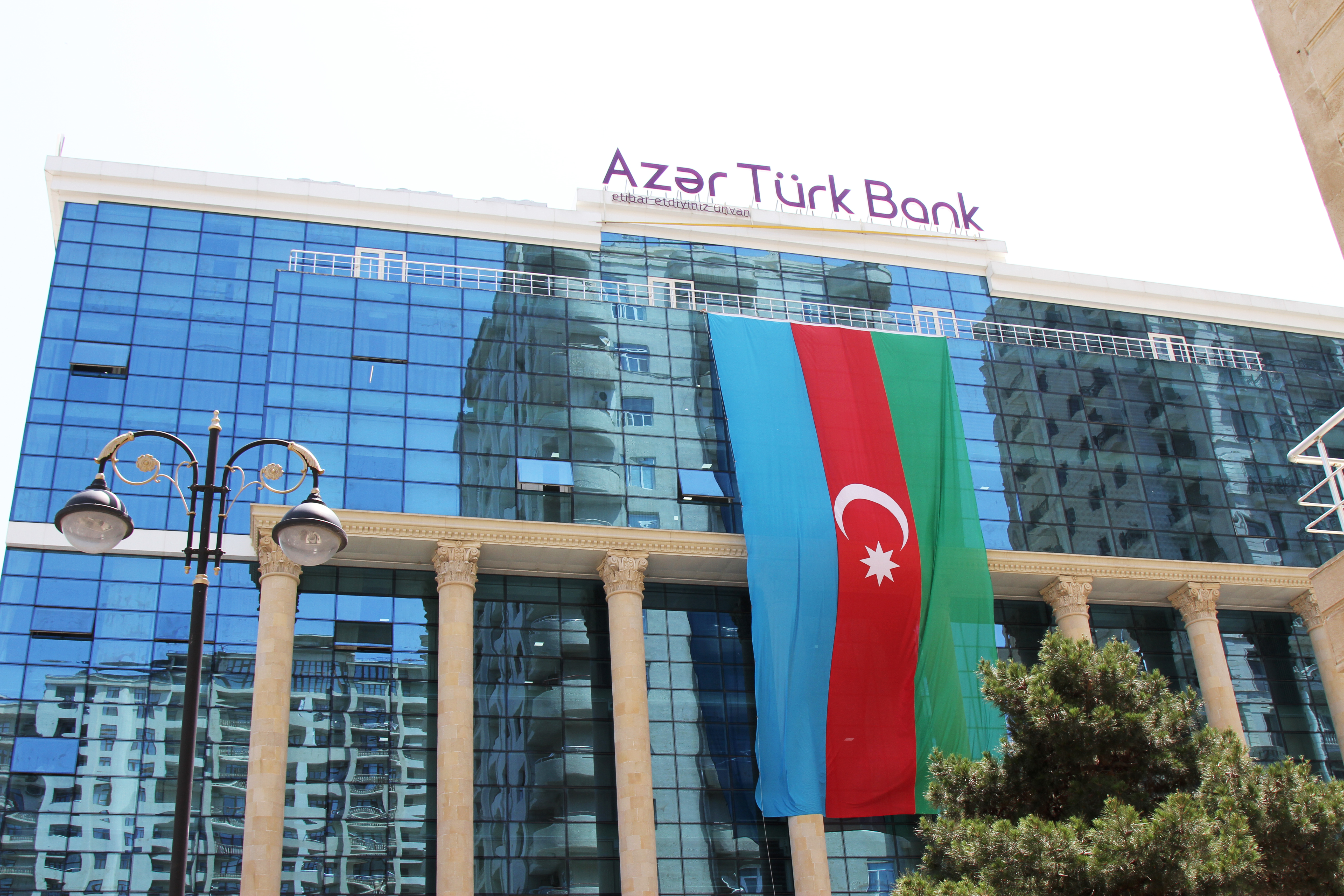 Azər Türk Bank-da bayraq aksiyası