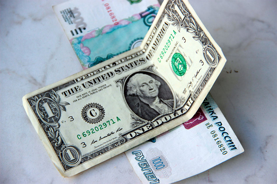 Rusiyada dollar son 6 ayın ən yüksək səviyyəsinə qalxıb