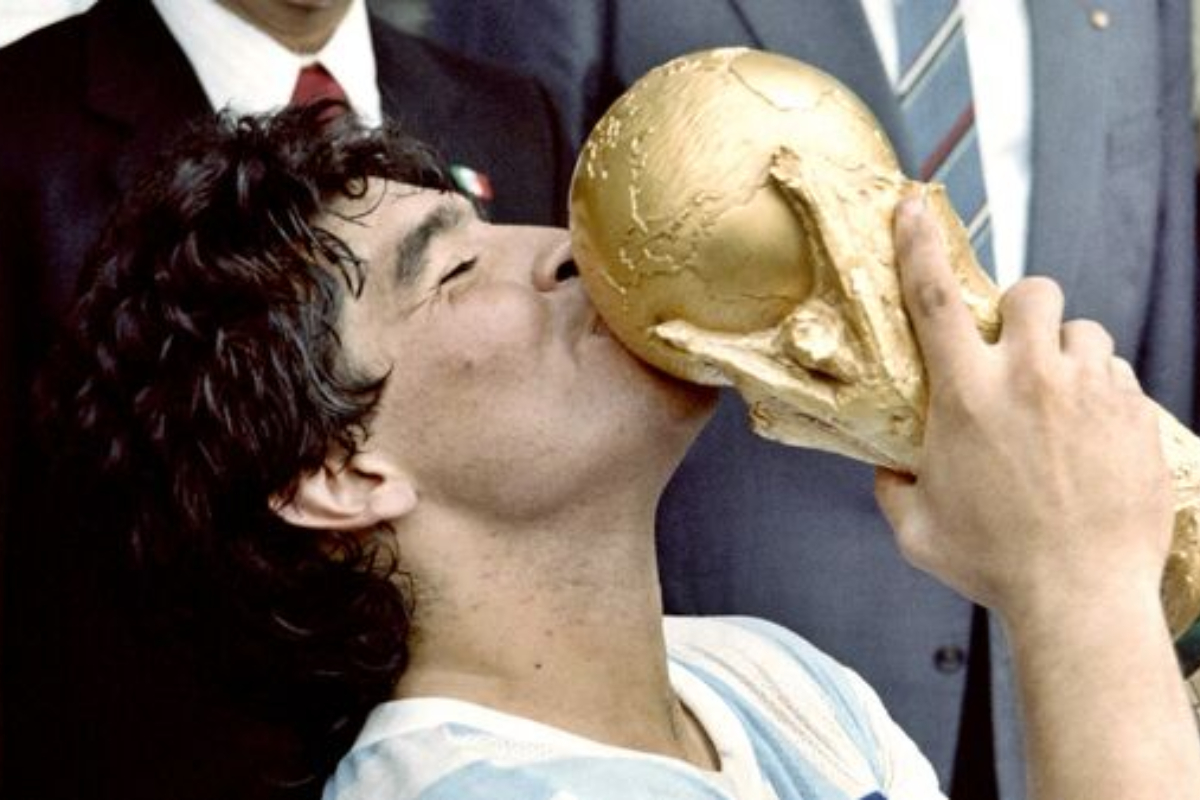 Maradonanın “Qızıl top”u hərraca çıxarılacaq