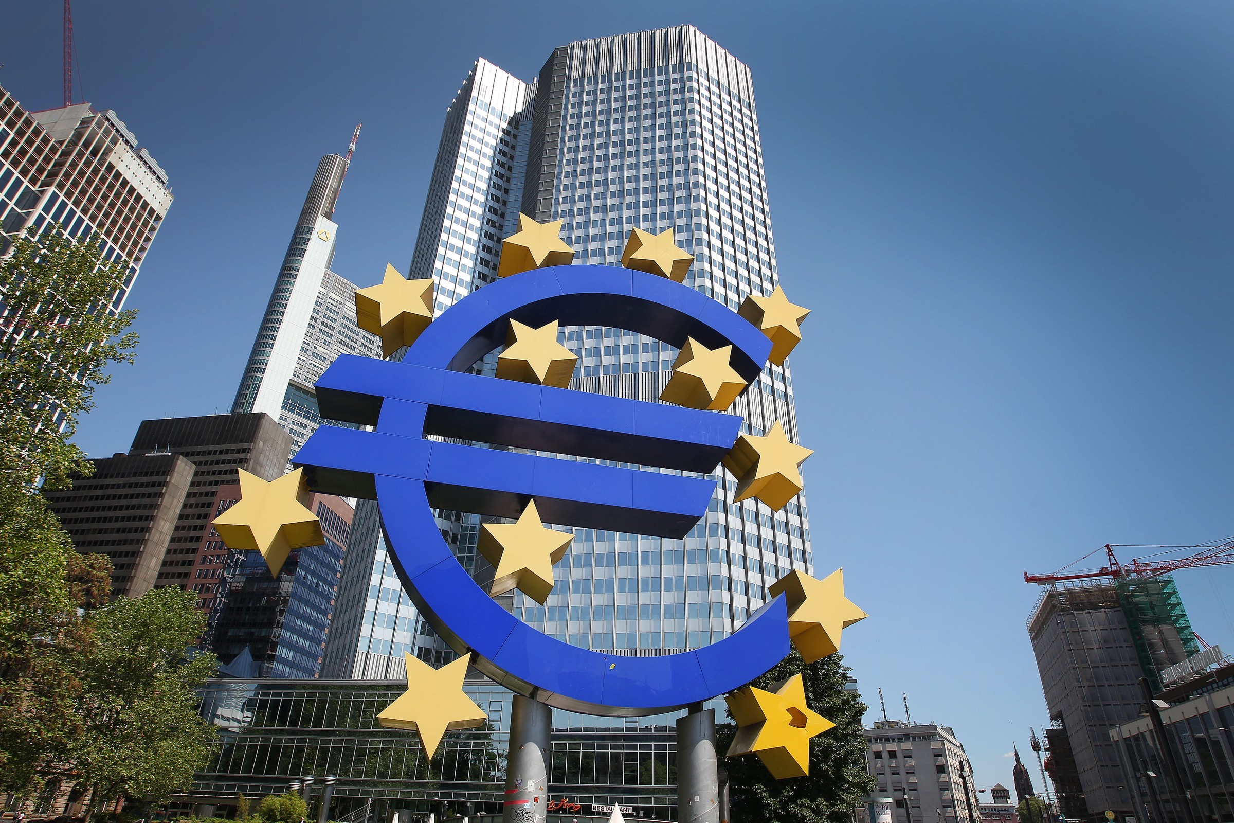 Avropa Mərkəzi Bankı avrozona banklarına 98 milyard avro kredit verib