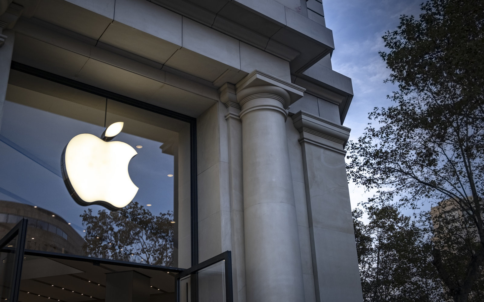 Apple rekord rüblük gəlirini açıqladı
