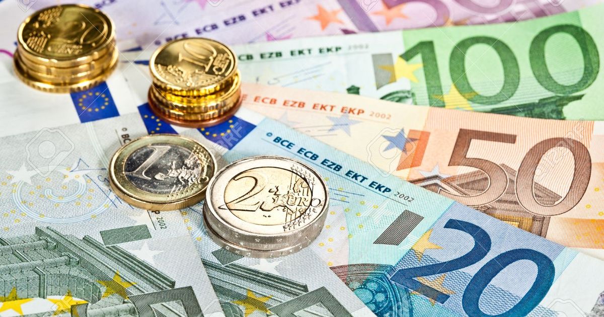 Avronun manata qarşı məzənnəsi üçaylıq minimumu yeniləyib