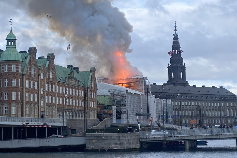 Kopenhagenin mərkəzində 400 illik birja binası yanıb