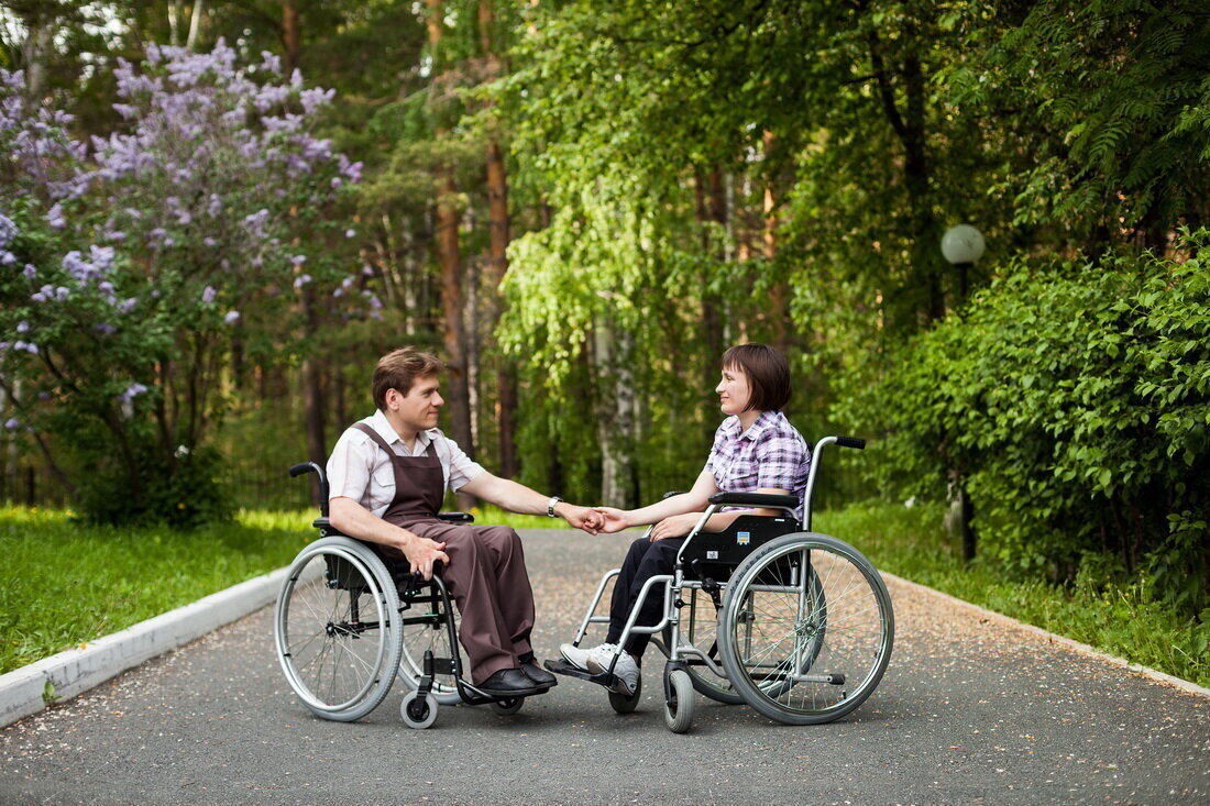 Живу с 2 инвалидами. Люди с ограниченными возможностями. Люди с инвалидностью. Инвалиды с ограниченными возможностями. Счастливые инвалиды.