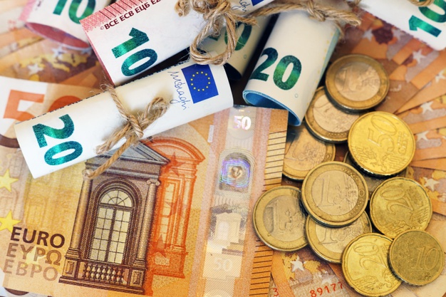 Moskva birjasında dollar cüzi ucuzlaşıb