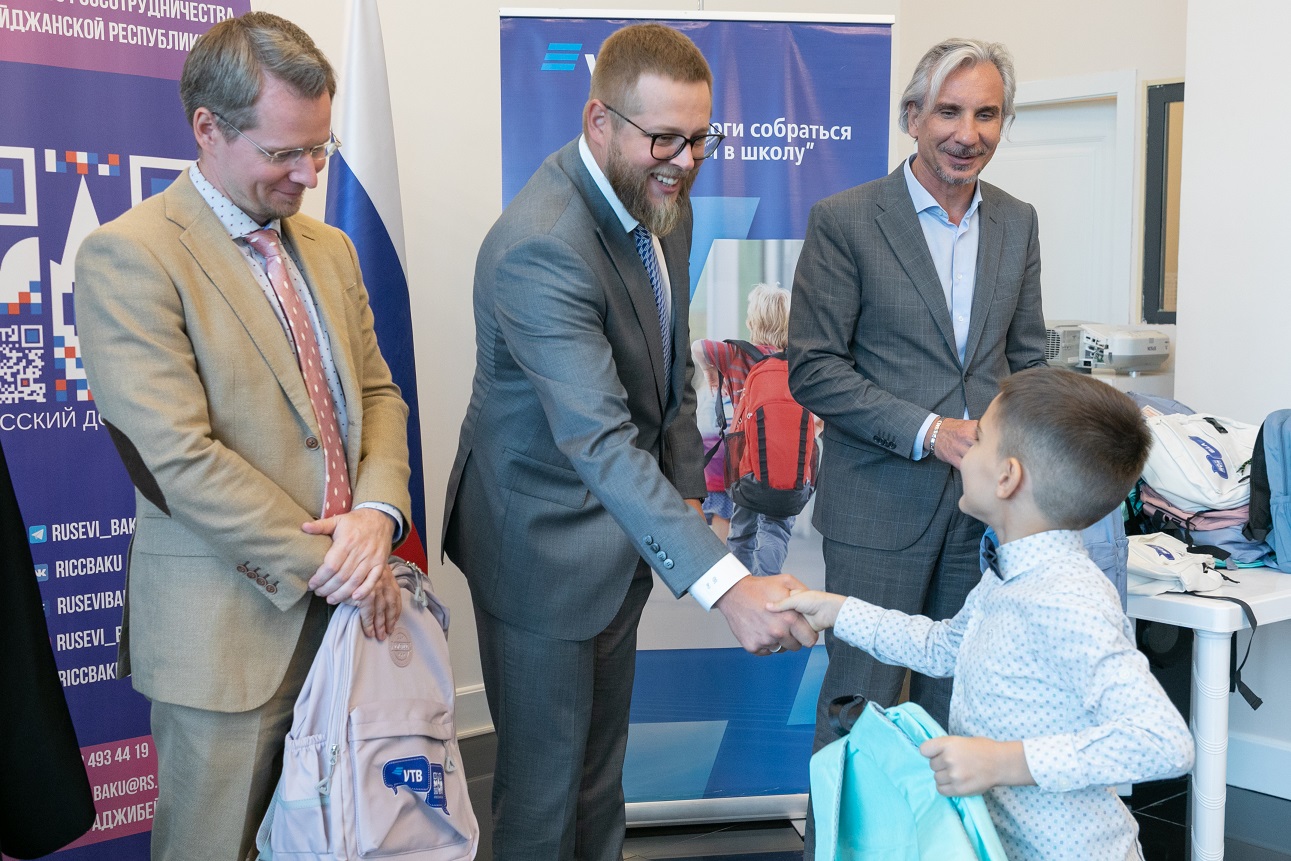 ВТБ (Азербайджан) поддержал благотворительный проект «Помоги детям собраться в школу»