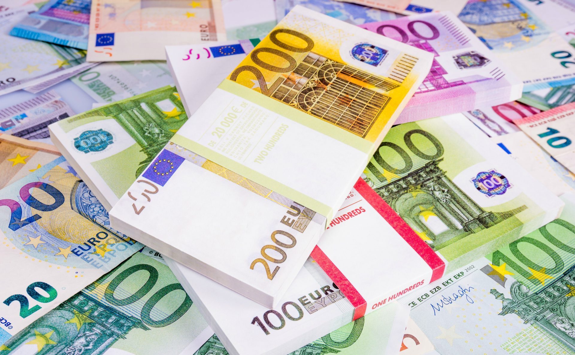Euro currency. Деньги евро. Евро валюта. Банкноты евро. Изображение евро купюр.