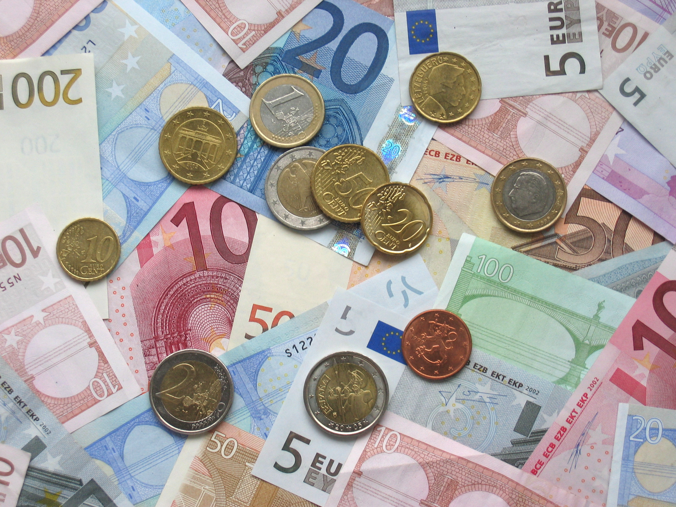 Эксперт: Снижение курса евро к доллару имеет свои причины 