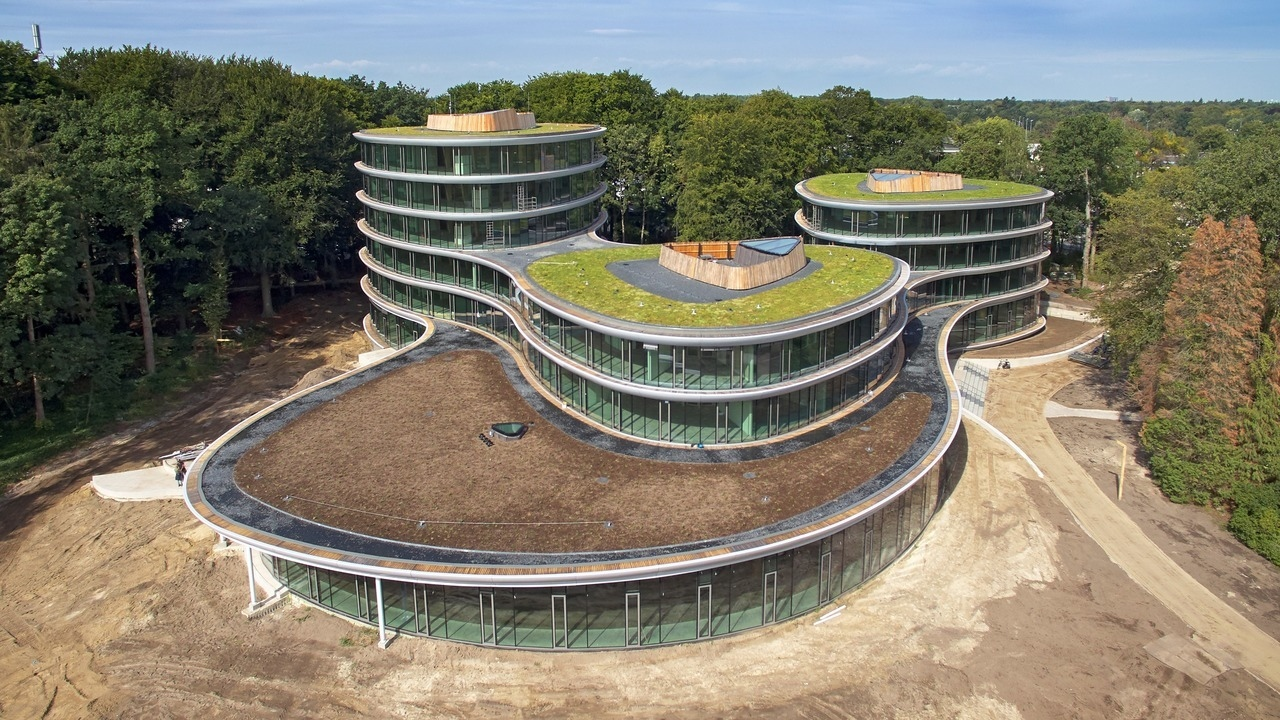 Hollandiyada sökülüb-yığıla bilən ekoloji təmiz ofis inşa edildi - FOTO
