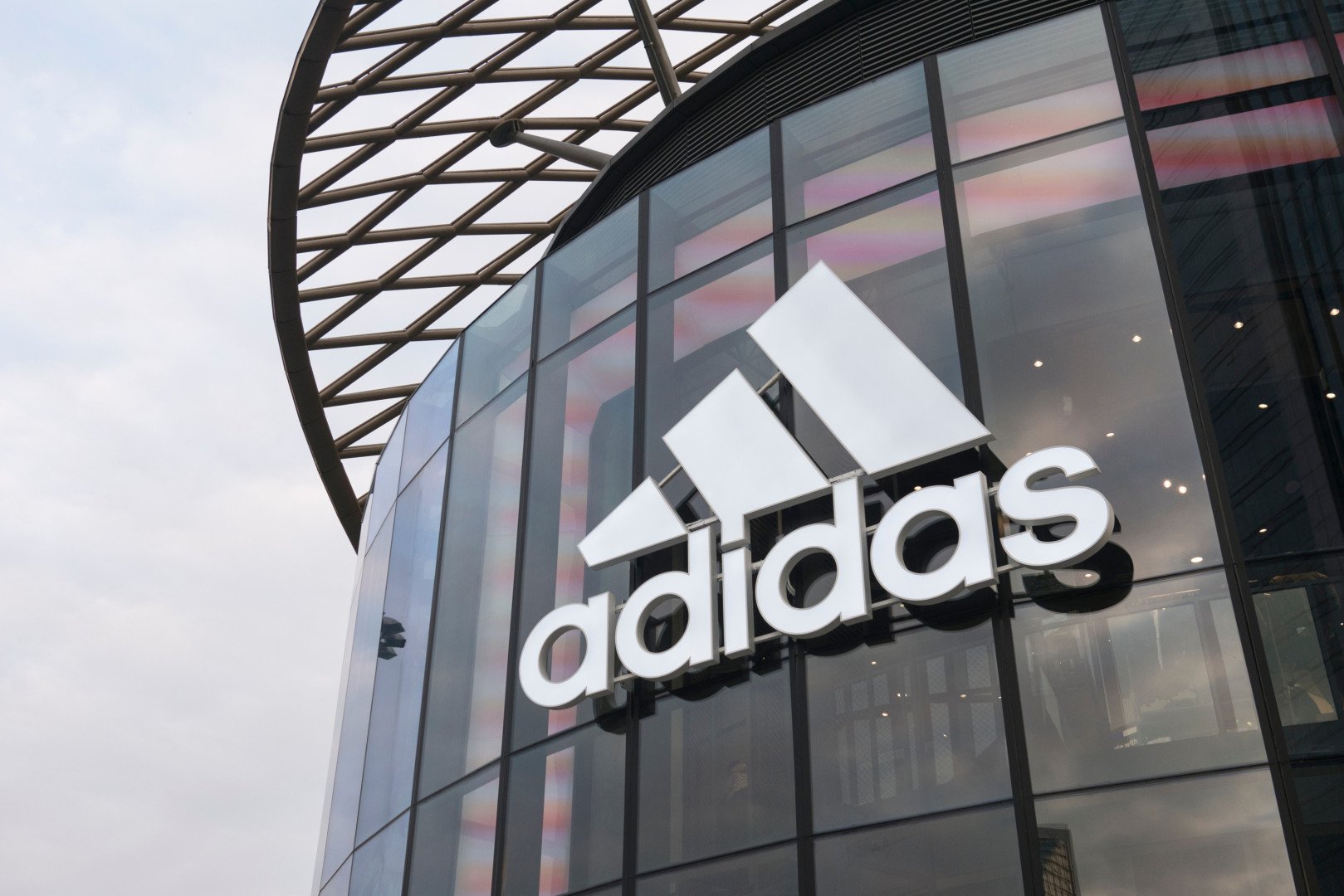 “Adidas” rüblük gəlirini 7% artırıb