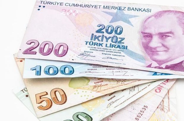 Türkiyədə dollar dörd lirə oldu
