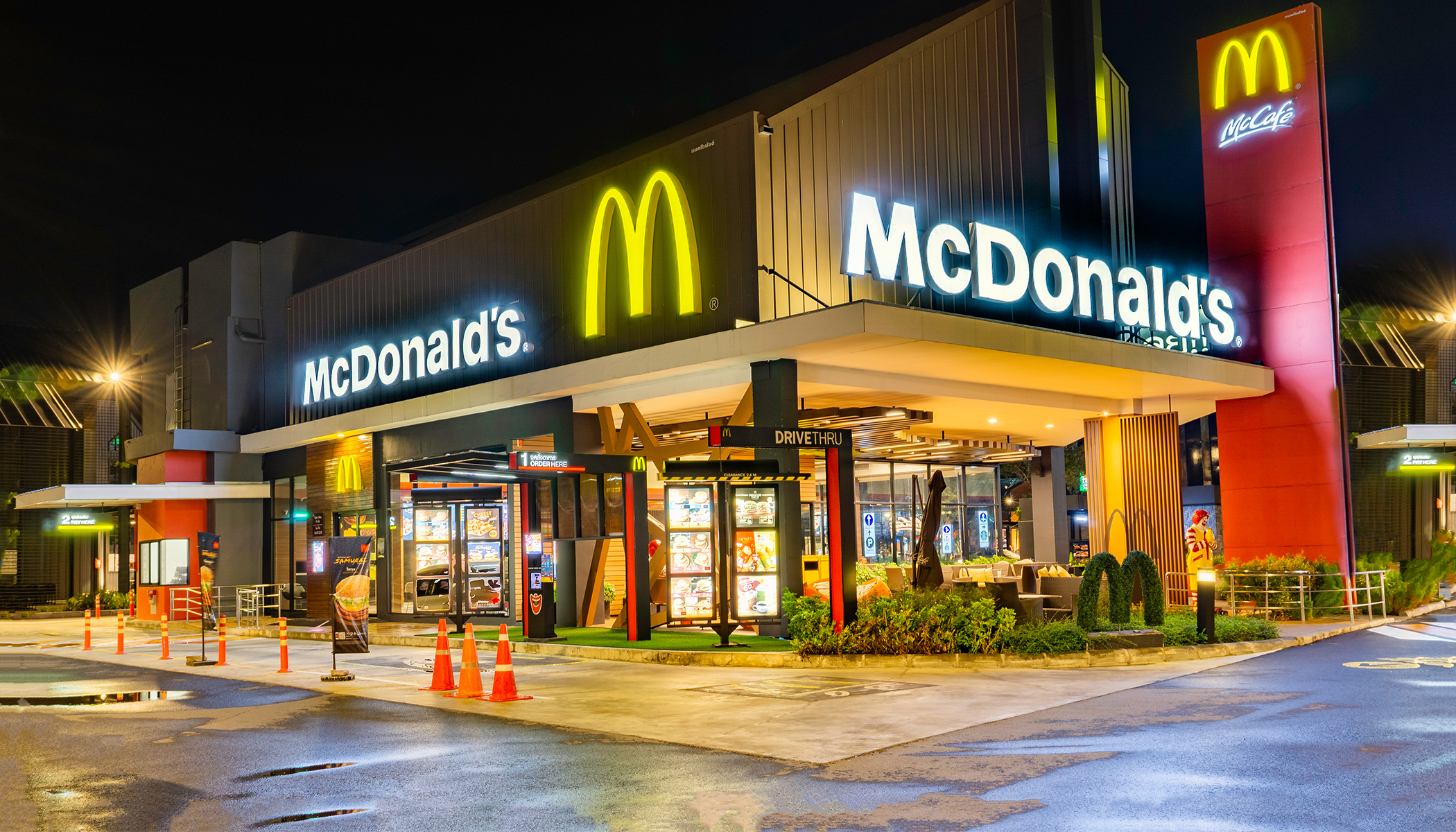 “McDonald's” şəkilləri olmayan, lakin kartof fri qoxusu olan reklam bannerləri quraşdırıb