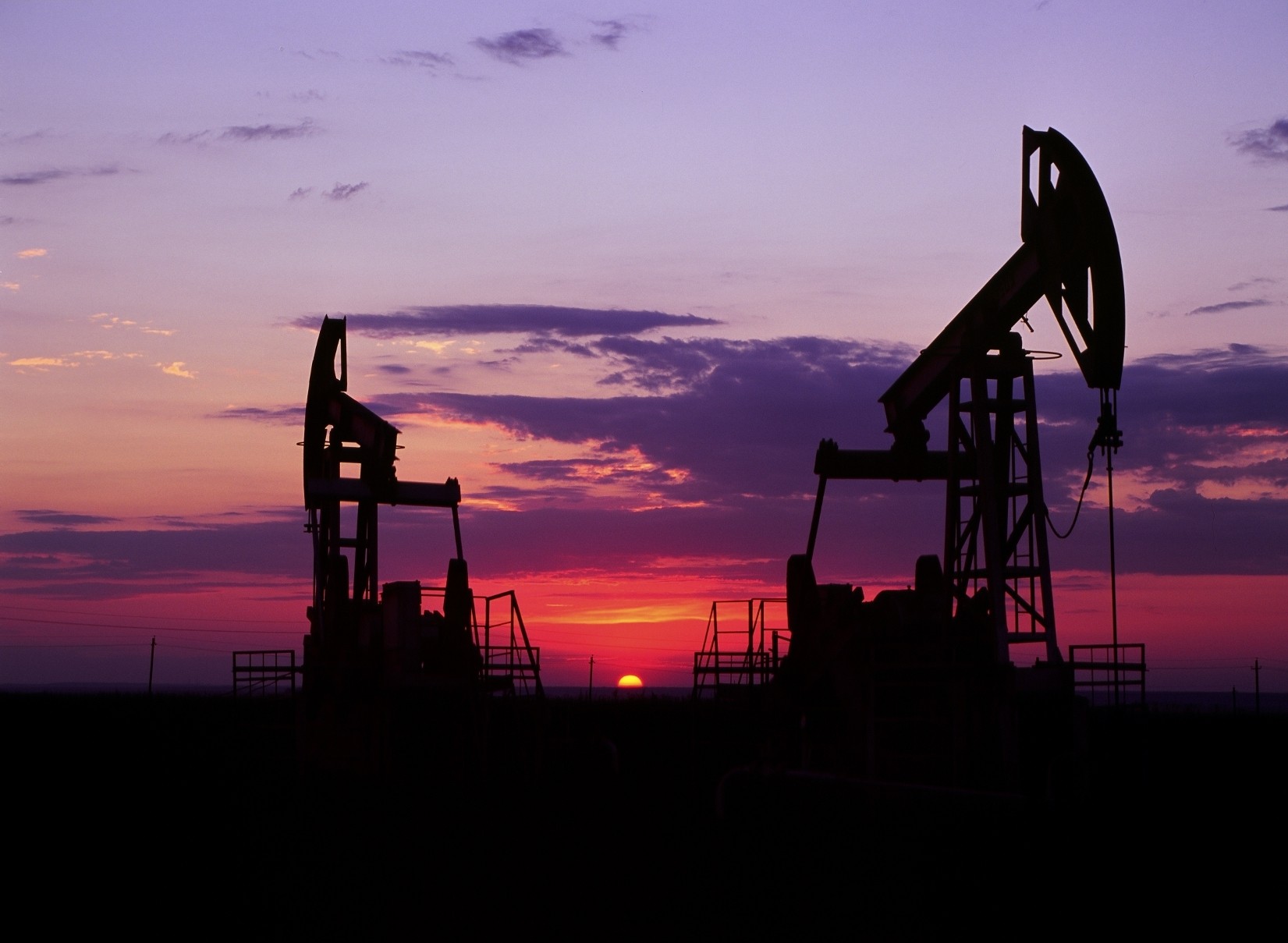Qlobal neft hasilatı Mayda azalıb