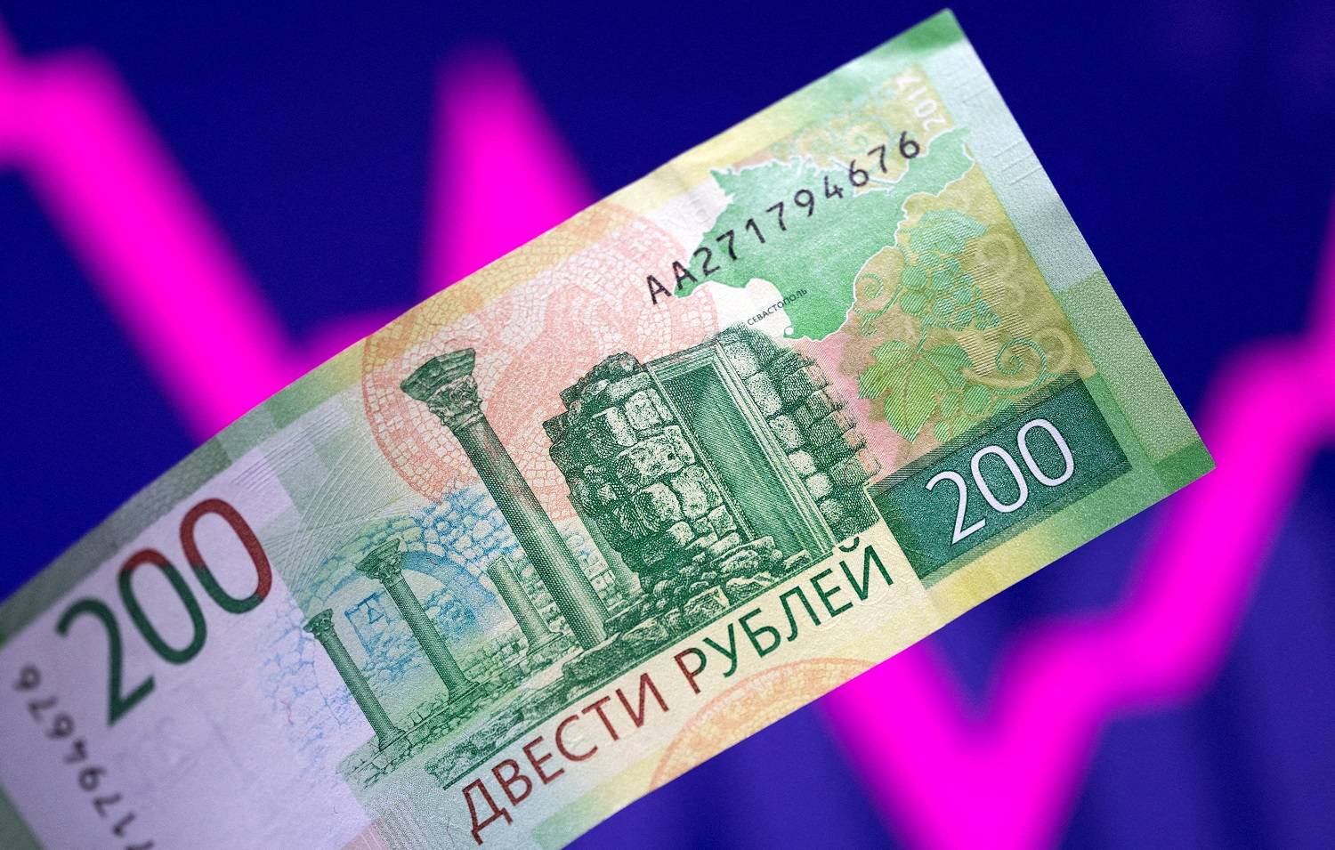 Moskva birjasında dolların məzənnəsi  düşüb