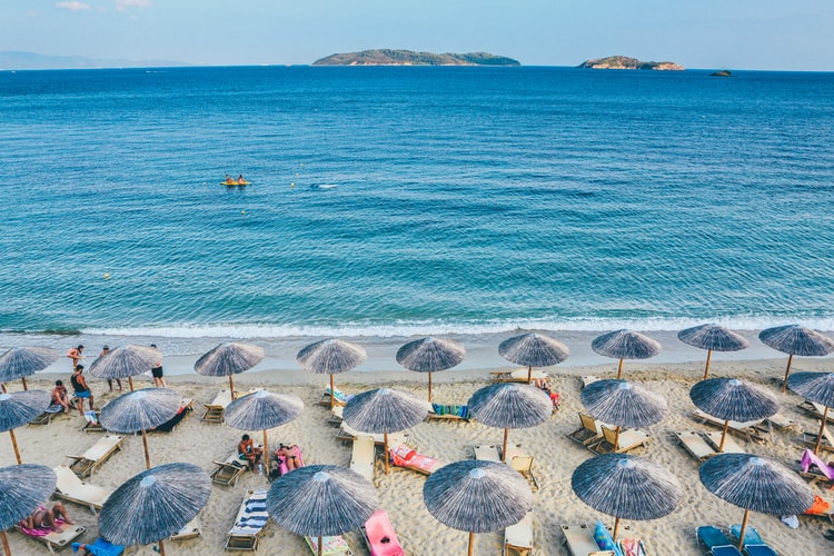 Məşhur çimərlik kurortu peyvənd olunmuş turistlər üçün məhdudiyyətləri yumşaldır