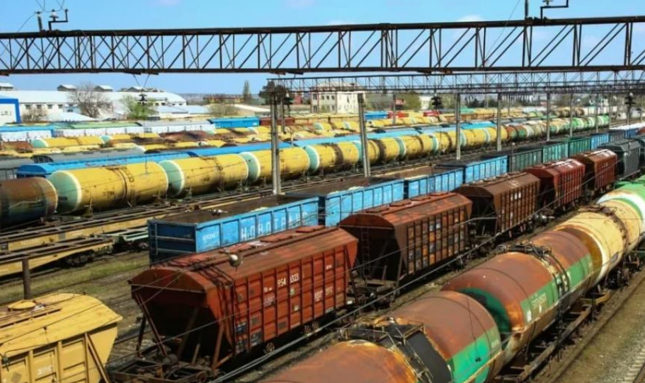 Dizel və gübrə ilə yüklənmiş qatar Azərbaycandan Ermənistana yola salınıb