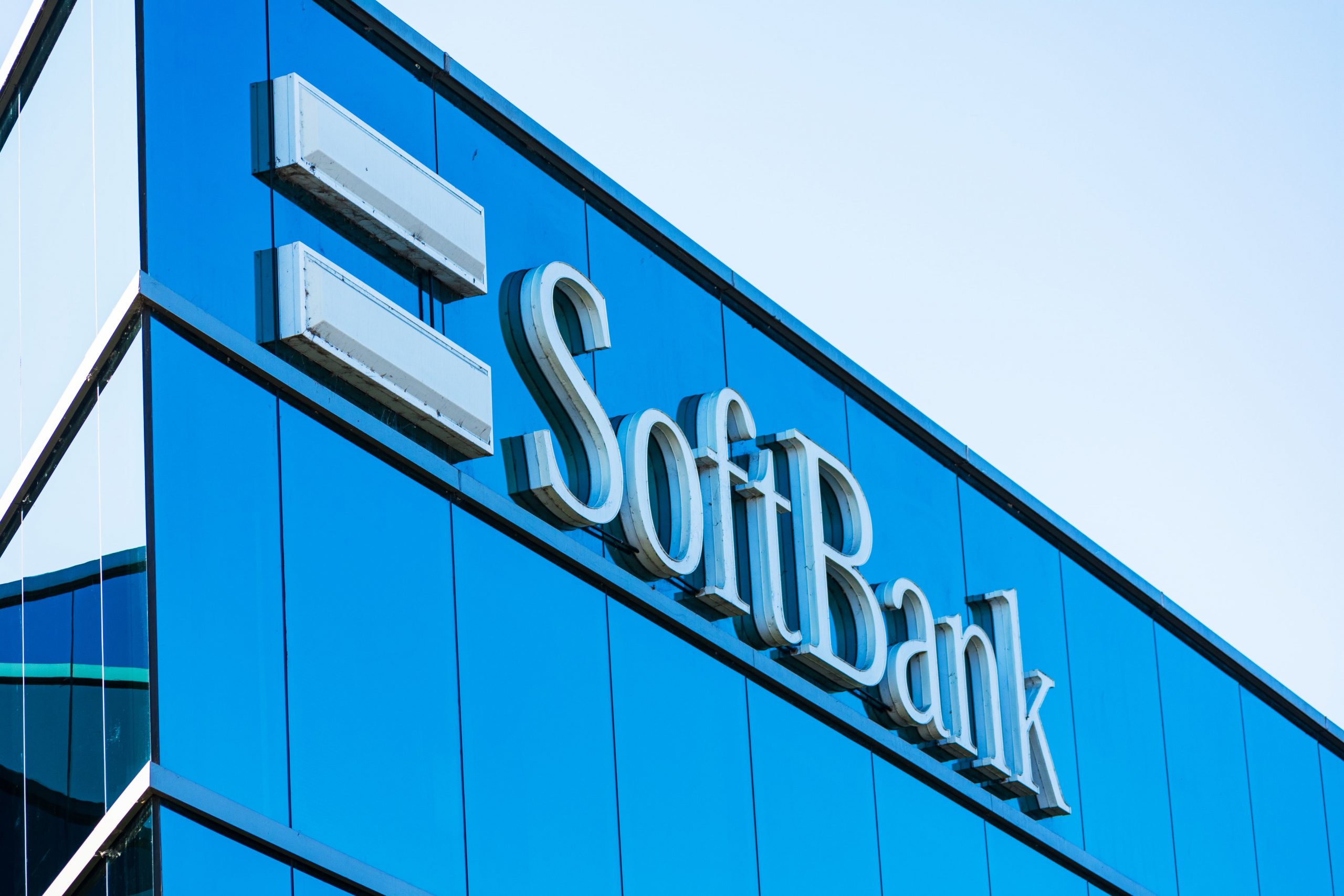 “SoftBank Group” ötən maliyyə ili üzrə xalis zərər açıqlayıb