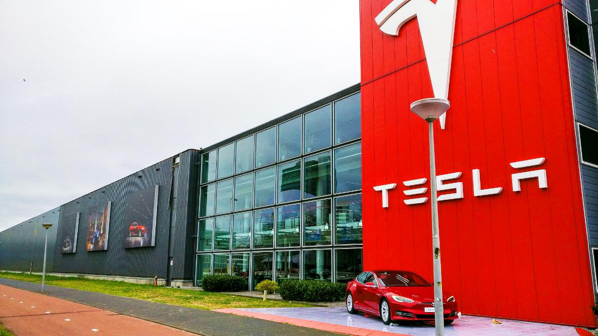 “Tesla”nın Çin istehsalı avtomobil satışları artıb