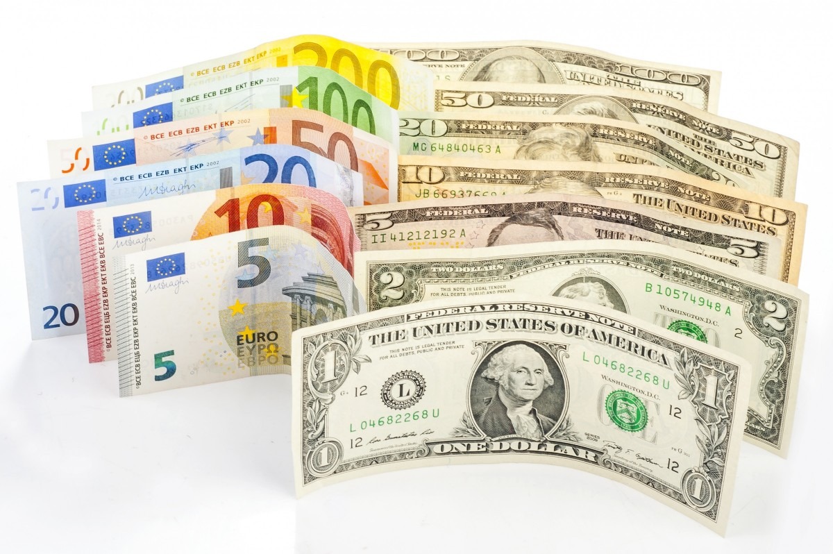 Евро или доллар продаем или покупаем. Иностранная валюта. Разные валюты. Деньги разные. Изображение валют.